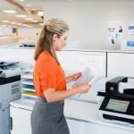 TonerXperts - Mejora la calidad de la impresora- mujer con una impresora en la oficina