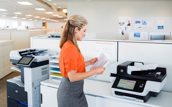 TonerXperts - Mejora la calidad de la impresora- mujer con una impresora en la oficina