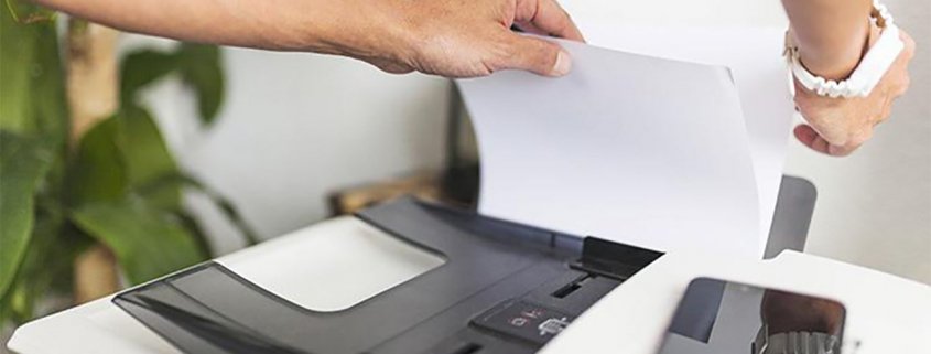 TonerXperts-El secreto de las actualizaciones del firmware de impresoras-Persona con Impresora