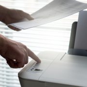 TonerXperts - Cómo imprimir una prueba de impresión Canon - Hombre usando una impresora