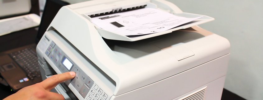 TonerXperts - Qué significa el costo por página - persona usando una impresora