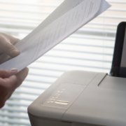 TonerXperts - Afecta el papel a la calidad de la impresión - hombre usando impresora
